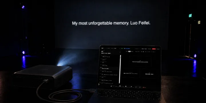 ブラックボックス劇場で SurtitleLive の投影字幕をテストしている様子