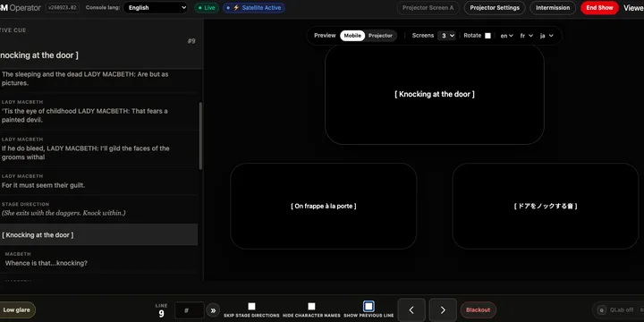 Schermata ASM di SurtitleLive con «[bussano alla porta]» sugli schermi per il pubblico