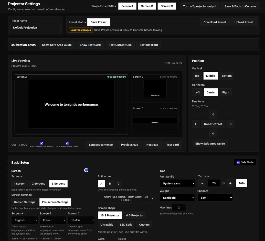 Pengaturan proyektor Pockitle Cue for Mac dengan pratinjau tiga layar dan kontrol tampilan untuk tiap layar.