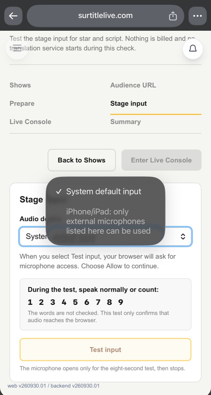 Layar Stage input Pockitle Live Web di iPhone menunjukkan bahwa hanya mikrofon eksternal yang tercantum di iOS yang dapat digunakan.