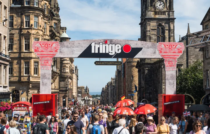 Banderole de rue du Fringe d'Édimbourg au-dessus d'une foule de festivaliers